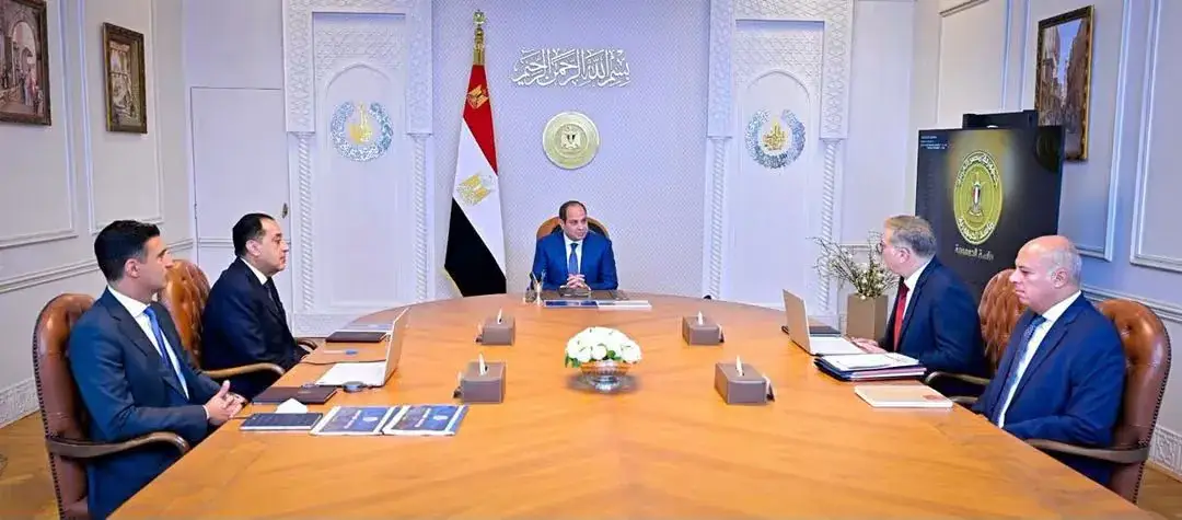 اجتماع الرئيس السيسي مع رئيس الوزراء ووزيرى البترول والصناعه